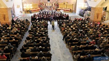 Jerzy Zelnik koldowa z chórem Schola Cantorum Misericordis Christi - ZDJCIA