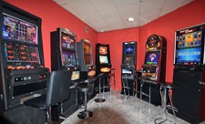 12 automatów do gry w nielegalnym „kasynie” 