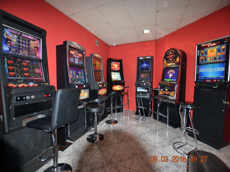 12 automatów do gry w nielegalnym „kasynie” 
